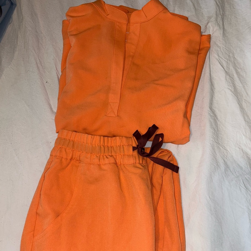 Figs SET - high waisted dowa scrub pants & rafaela oversized scrub top